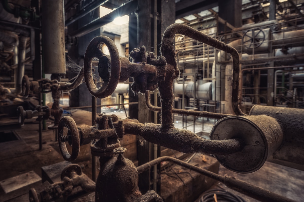Pipa dan valve di gedung industri